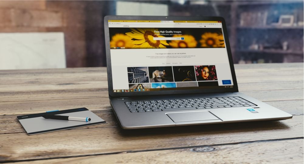 glossaire IPTV : ordinateur portable sur un bureau